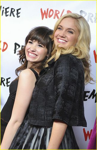 demi-and-tiffany-demi-lovato-and-tiffany-thornton-5825086-326-500.jpg