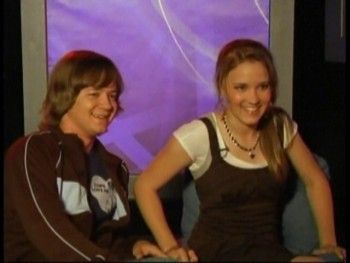 emily-osment-really-short-report-hm-dvd-june07-1.jpg