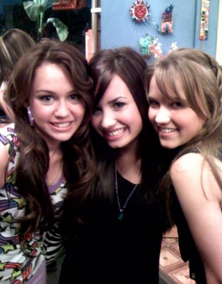 twitter-demi-miley-emily.jpg